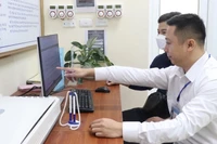 Cán bộ quận Bắc Từ Liêm (Hà Nội) hướng dẫn công dân thực hiện thủ tục hành chính.