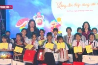 Phó Chủ tịch nước thăm, tặng quà Tết Trung thu tại Đắk Lắk