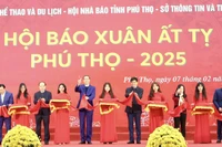 Các đại biểu cắt băng khai mạc Hội báo Xuân tỉnh Phú Thọ năm Ất Tỵ 2025.