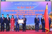 Chủ tịch Ủy ban nhân dân tỉnh Phú Thọ trao Huân chương Lao động hạng Nhì cho ngành thông tin và truyền thông tỉnh Phú Thọ.