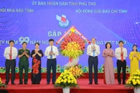 Lãnh đạo tỉnh Phú Thọ tặng hoa chúc mừng các thế hệ làm báo tỉnh Phú Thọ nhân Kỷ niệm 99 năm Ngày Báo chí cách mạng Việt Nam.