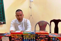 Đối tượng Lê Văn Đức cùng pháo tang vật.