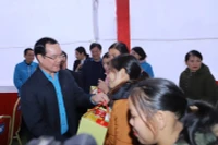 Lãnh đạo Tổng Liên đoàn Lao động Việt Nam trao tặng quà cho công nhân Thanh Hóa.