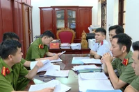 Đoàn liên ngành bàn giao hồ sơ, vụ việc sang Công an huyện Thọ Xuân điều tra.