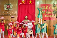 Một tiết mục văn nghệ mừng ngày đặc xá.