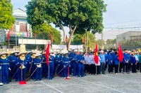 Các tầng lớp nhân dân ở thị xã Bỉm Sơn dự lễ ra quân hưởng ứng Ngày Môi trường Thế giới.