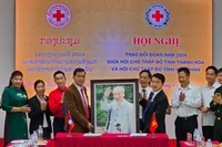 Hội Chữ thập đỏ tỉnh Thanh Hóa tặng ảnh Bác Hồ cho Hội Chữ thập đỏ tỉnh Hủa Phăn.