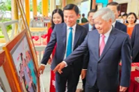 Các đại biểu tham quan khu trưng bày ảnh về Đại đoàn kết toàn dân tộc.