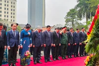 Các đại biểu tưởng niệm Chủ tịch Hồ Chí Minh tại Khu văn hóa tưởng niệm Bác Hồ ở thành phố Thanh Hóa.