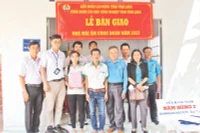 Bàn giao “mái ấm Công đoàn” cho gia đình chị Thạch Thị Thu ở xã Phú Thịnh, huyện Tam Bình, tỉnh Vĩnh Long. 