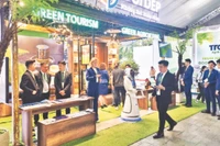 Không gian Triển lãm sản phẩm, dịch vụ tăng trưởng xanh tại tuyến phố đi bộ Nguyễn Huệ, Thành phố Hồ Chí Minh. (Ảnh NGUYỆT BẮC)