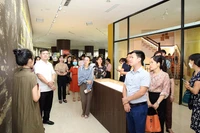 Tham quan khu trưng bày tài liệu tiếng Pháp “Quá khứ trong tầm mắt”, tại Trung tâm Lưu trữ quốc gia I. (Ảnh TTLT quốc gia I)