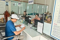 Người dân làm thủ tục đăng kiểm tại Trung tâm Đăng kiểm xe cơ giới 18-04D tỉnh Nam Định.