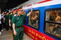 Thượng tướng Nguyễn Văn Nghĩa, Phó Tổng Tham mưu trưởng Quân đội nhân dân Việt Nam, Trưởng Tiểu ban Diễu binh, diễu hành Bộ Quốc phòng ra ga tiễn đoàn.