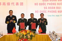 Đại tướng Phan Văn Giang, Ủy viên Bộ Chính trị, Phó Bí thư Quân ủy Trung ương, Bộ trưởng Quốc phòng và Thượng tướng Đổng Quân, Ủy viên Trung ương Đảng Cộng sản Trung Quốc, Bộ trưởng Quốc phòng Trung Quốc chứng kiến ký kết văn bản khung kết nghĩa giữa Đồn Biên phòng Cửa khẩu quốc tế Hữu Nghị, Bộ đội Biên phòng tỉnh Lạng Sơn, nước Cộng hòa xã hội chủ nghĩa Việt Nam và Trạm Hội ngộ hội đàm Bằng Tường, Bộ đội Biên phòng Khu tự trị dân tộc Choang Quảng Tây, nước Cộng hòa nhân dân Trung Hoa.