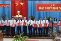 Lãnh đạo tỉnh An Giang trao quyết định cho các cán bộ.