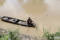 Người dân khi phát hiện đánh bắt cá bằng xung điện đã gọi báo ngành chức năng xử lý.