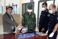 Tang Hour vận chuyển vàng trái phép.