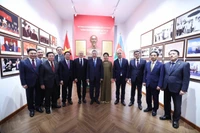 Tổng Bí thư Tô Lâm và Phu nhân cùng các đại biểu chụp ảnh chung tại Phòng lưu niệm “Chủ tịch Hồ Chí Minh với ngành dầu khí Việt Nam – Azerbaijan”. (Ảnh: Thống Nhất – TTXVN)