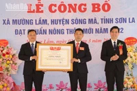Chủ tịch Ủy ban nhân tỉnh Sơn La trao bằng công nhận xã nông thôn mới Mường Lầm.