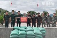 Đồn Biên phòng Phiêng Pằn chuyển trao 2 tấn gạo nếp cho Đại đội Biên phòng 213.