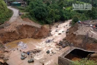 Nước lớn đã cuốn trôi 10m đoạn đường tránh thuộc tỉnh lộ 112, đoạn chạy qua bản Sồng Chống, xã Xím Vàng, huyện Bắc Yên.