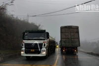 Do sương mù và mưa, nên các phương tiện tham gia giao thông trên tuyến Quốc lộ 6 đoạn qua Hòa Bình và Sơn La thời điểm này đi lại khó khăn.