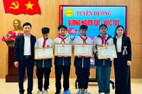 Lãnh đạo phường Phú Sơn trao tặng giấy khen cho 4 học sinh.