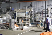 Bên trong cơ sở sản xuất, sang chiết khí N2O.