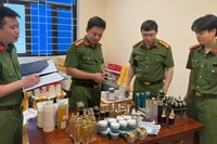 Cảnh sát điều tra kiểm đếm, kê biên các loại mỹ phẩm giả.