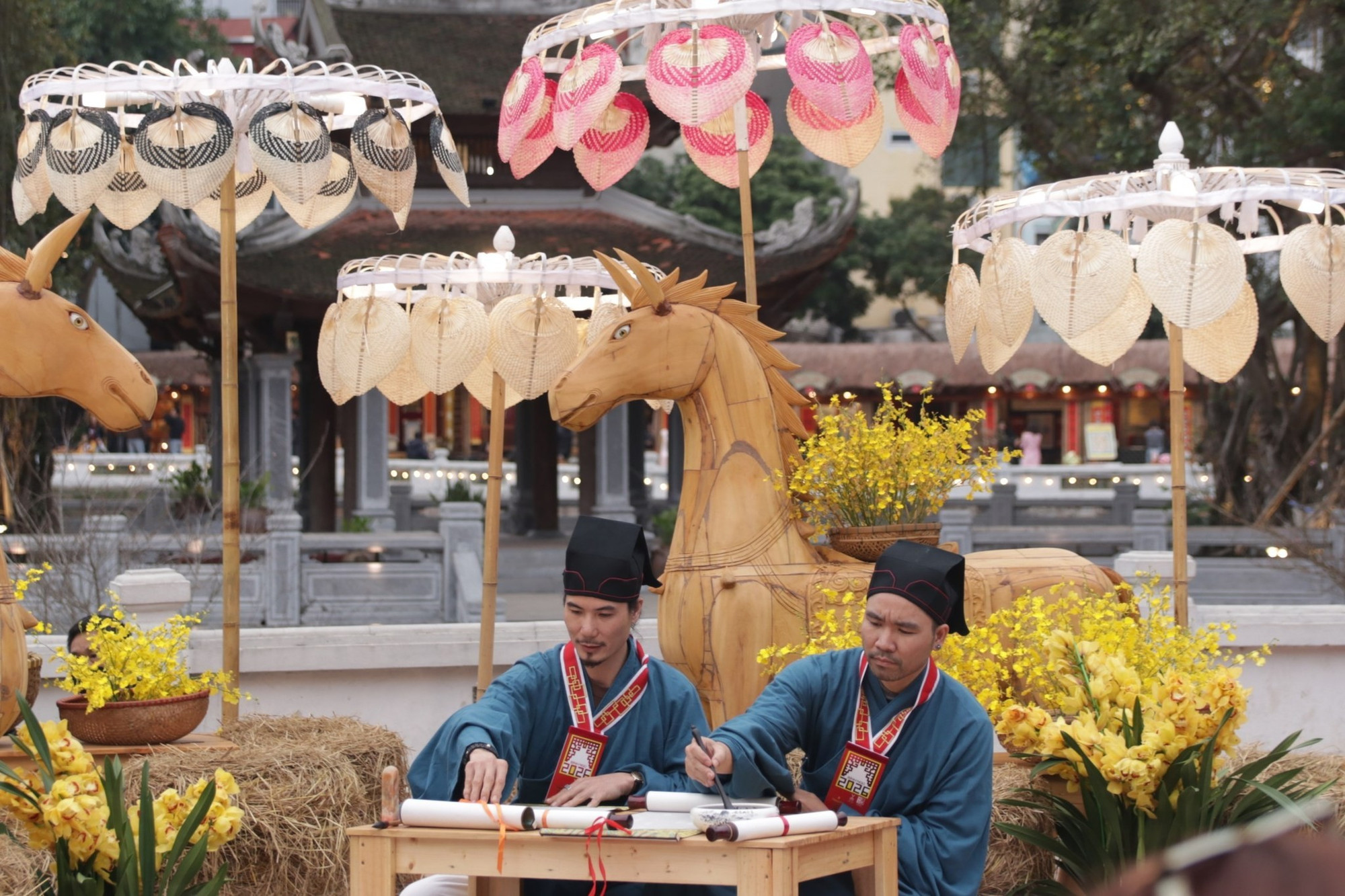 Trình diễn thư pháp trong không gian Hội chữ Xuân Bính Ngọ tại Văn Miếu-Quốc Tử Giám.