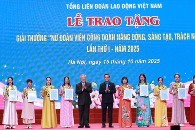 Phó Thủ tướng Thường trực Chính phủ Nguyễn Hòa Bình và Chủ tịch Tổng Liên đoàn Lao động Nguyễn Đình Khang trao giải thưởng tặng 10 nữ đoàn viên Công đoàn năng động, sáng tạo, trách nhiệm.