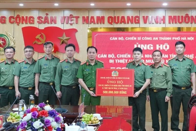 Đoàn công tác trao quà hỗ trợ cán bộ, chiến sĩ và nhân dân tỉnh Nghệ An.