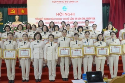 Thiếu tướng Ngô Hoài Thu và Thiếu tướng Nguyễn Thúy Quỳnh trao Bằng khen tặng các tập thể đạt thành tích xuất sắc trong phong trào thi đua giai đoạn 2022-2025.