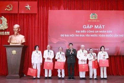 Bộ trưởng Công an Lương Tam Quang trao quà của Bộ Công an tặng đại biểu tại gặp mặt.