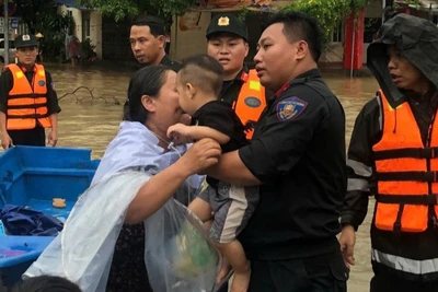 Giúp người già và trẻ em ở địa bàn ngập sâu tỉnh Thái Nguyên di chuyển đến nơi an toàn.