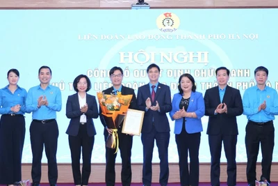 Lãnh đạo Tổng Liên đoàn Lao động Việt Nam, Ủy ban Mặt trận Tổ quốc Việt Nam TP Hà Nội tặng hoa chúc mừng đồng chí Nguyễn Văn Thắng.