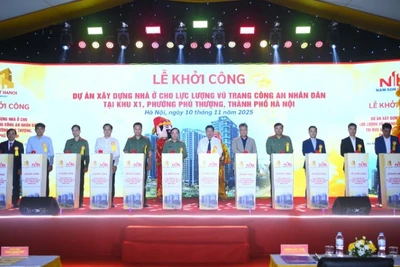 Các đại biểu thực hiện nghi thức khởi công Dự án.