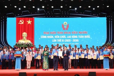 Chủ tịch Công đoàn Điện lực Việt Nam nhận Giấy chứng nhận và biểu trưng Tập thể điển hình tiên tiến xuất sắc tiêu biểu tại Đại hội thi đua yêu nước công nhân, viên chức, lao động toàn quốc lần thứ XI, giai đoạn 2025-2030.