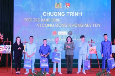 Thiếu tướng Ngô Hoài Thu, Phó Cục trưởng Công tác Chính trị, Bộ Công an tặng quà cho học viên cai nghiện.