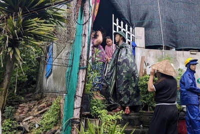 Cán bộ, chiến sĩ đến từng nhà dân đón bà con đi tránh, trú bão số 13.