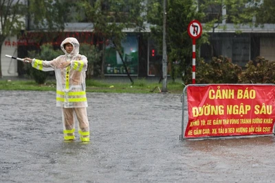 Cảnh sát giao thông Hà Nội điều tiết và cảnh báo giao thông sáng 7/10.