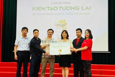 Đại diện Trung tâm Truyền thông tài nguyên và môi trường, Bộ Nông nghiệp và Môi trường và Công ty J&T Express trao bảng tượng trưng tặng cây xanh cho đại diện Ủy ban nhân dân phường Thanh Liệt, Hà Nội.