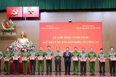 Thứ trưởng Trần Quốc Tỏ và Giám đốc-Tổng Biên tập Nhà xuất bản Chính trị quốc gia Sự thật Vũ Trọng Lâm trao sách tặng các đại biểu. 