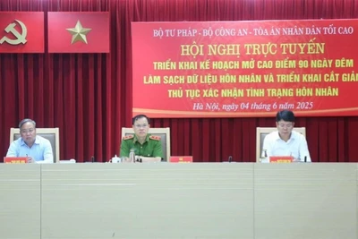 Các đồng chí chủ trì Hội nghị.