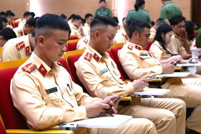 Cán bộ, chiến sĩ Công an thành phố Hà Nội tham gia kỳ thi kết thúc khóa học trực tuyến đào tạo kỹ năng số, chuyển đổi số và ứng dụng trí tuệ nhân tạo thông qua nền tảng "Bình dân học vụ số".