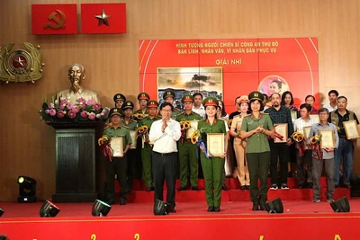 Ban Tổ chức trao Giấy chứng nhận, giải thưởng cho các tác giả đạt giải.