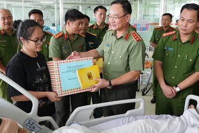 Thứ trưởng Phạm Thế Tùng động viên, tặng quà Đại úy Lê Đình Công.