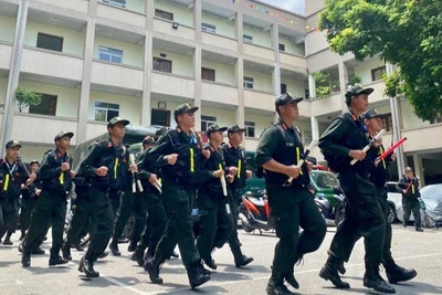 Các chiến sĩ Cảnh sát đặc nhiệm lên đường làm nhiệm vụ.