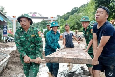 Cùng địa phương, lực lượng chức năng, các Đồn Biên phòng trên địa bàn tỉnh Nghệ An căng mình giúp nhân dân khắc phục mưa lũ lịch sử.